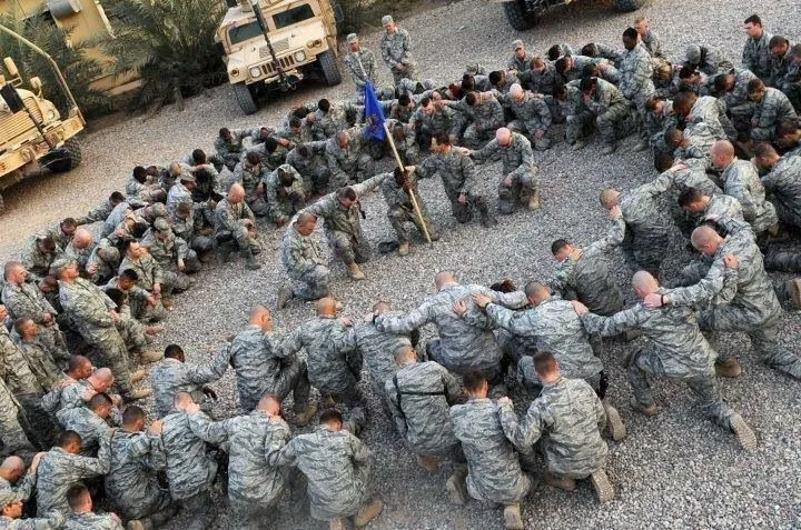 American Soldiers Praying in Jesus' Name 001 