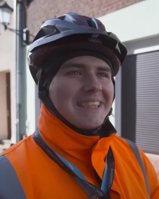 Anzeigenhauptmeister Smiling