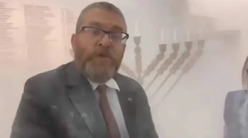 Braun gaszący świecę hanukową