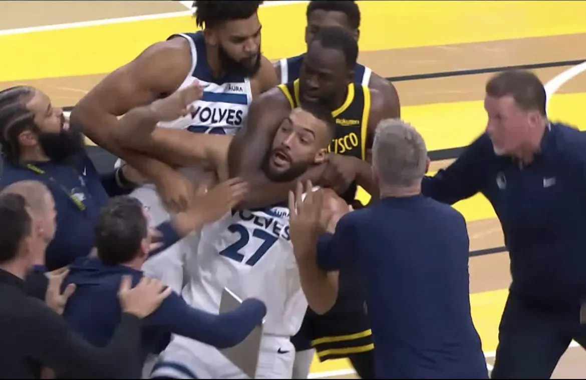 Draymond chokes Gobert