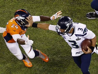 Russell Wilson stiff arm 