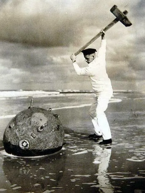 Sea mine idiot 