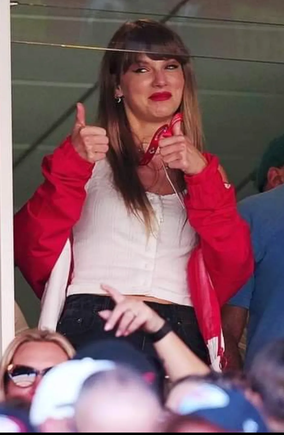 Taylor Swift Thumbs Up